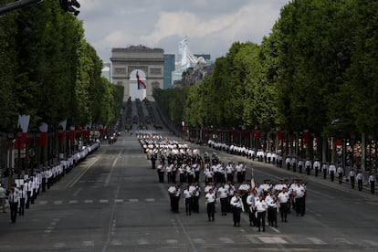 Vista general de los Campos Elíseos durante el desfile del 14 de julio este lunes.