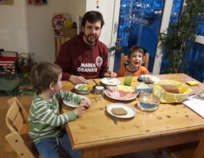 Torija con sus dos hijos en su casa en Viena.