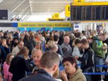 Heathrow Airport Holdings (antigua BAA), cuyo principal accionista es Ferrovial, ha anunciado hoy que ha vendido el aeropuerto londinense de Stansted a Manchester Airports Group por 1.500 millones de libras (unos 1.800 millones de euros). EFE/Archivo