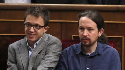 Pablo Iglesias e Íñigo Errejón, ayer en el Congreso.