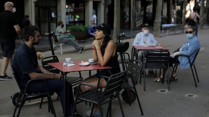 Terraza de la Rambla de Poblenou el primer día de la fase 1