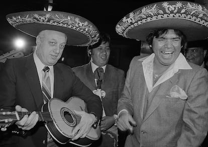 El manager de Los Angeles Dodgers y Fernando Valenzuela, quien recibió el título de la Liga Nacional de 1981.