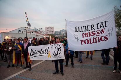 El 24 de novembre del 2017, el jutge del Suprem, Pablo Llarena, assumeix la causa contra el Govern i els 'Jordis', que portava l'Audiència Nacional. A la foto, un centenar de persones es concentren davant de l'hotel on se celebra la Trobada d'Economia de s'Agaró, amb la presència de la llavors vicepresidenta de Govern espanyol, Soraya Sáenz de Santamaría, per reclamar la llibertat dels activistes independentistes i els exconsellers empresonats.