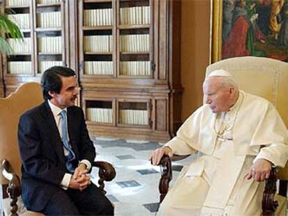 Juan Pablo II conversa con José María Aznar durante el encuentro de ambos en Ciudad del Vaticano.