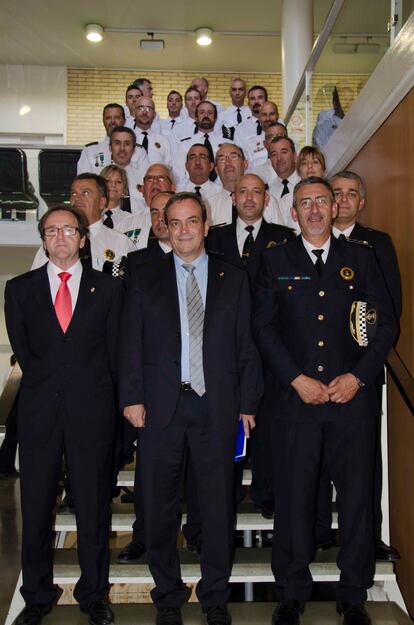 Francisco Clavero, con gafas y corbata roja, en un acto institucional con la policía local de Calafell.