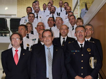 Francisco Clavero, con gafas y corbata roja, en un acto institucional con la policía local de Calafell.