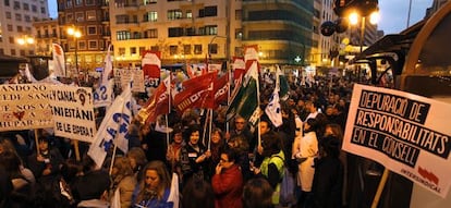 Manifestantes con pancartas en la protesta que ha recorrido las calles del centro de Valencia.