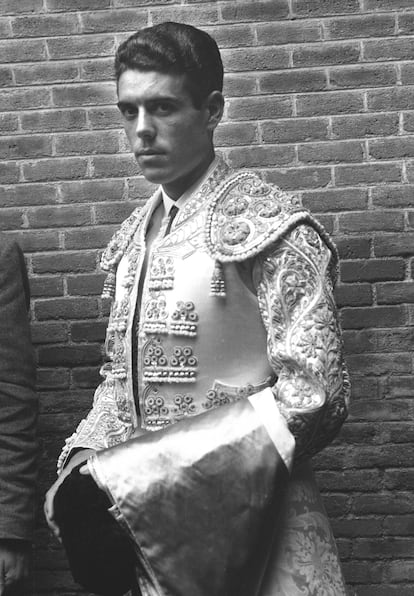 3ª CORRIDA FERIA SAN ISIDRO Madrid, 17-5-1960.-  Juan García "Mondeño" posa en el patio de cuadrillas de la plaza de las Ventas, antes de realizar el paseillo del festejo, en el que se lidiaron reses de  Atanasio Fernández