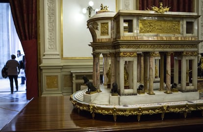 Miniatura monumental con una arquitectura a escala para decorar una mesa.