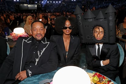 Los dos hermanos junto a su padre, Will Smith (de Balmain), que reaparecía tras su polémica en los Oscar de 2022.