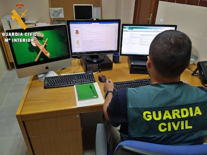 Un agente consulta datos en el fichero SIGO (Sistema Integrado de Gestión Operativa) de la Guardia Civil.