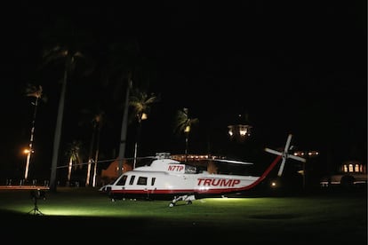 El helicóptero corporativo de Donald Trump espera a los invitados a la celebración de Año Nuevo en Mar-a-Lago, el 31 de diciembre del 2016.