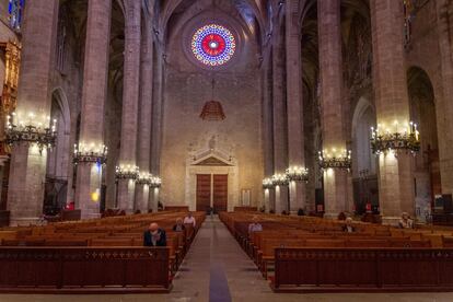Celebración de la primera misa en la catedral de Palma tras ser suspendidas por la covid.