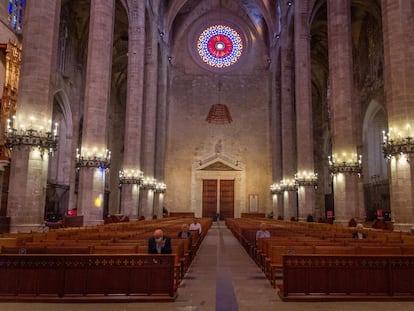 Celebración de la primera misa en la catedral de Palma tras ser suspendidas por la covid.