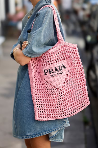 El bolso de crochet de Prada. Según datos de Lyst, los bolsos de ganchillo han aumentado un 56% sus búsquedas en el último año, pero es el modelo de Prada el más popular de todos. A pesar de superar los mil euros se agotó en varias ocasiones convirtiéndose en el objeto de moda más deseado del tercer trimestre y echando por tierra eso de que los bolsos de rafia o de punto solo son para el verano. Desde la edición estadounidense de Vogue intentan averiguar los motivos de su buena acogida: "Es práctico, artesanal y ultralujoso gracias al logo de la firma italiana bien grande".