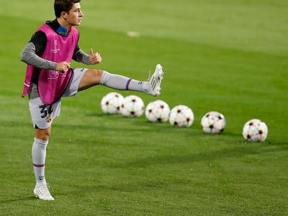 Pablo Torre, durante un calentamiento del Barcelona en Champions frente al Viktoria Plzen.