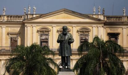 A estátua de D. Pedro II em frente ao Museu Nacional no Rio de Janeiro, em 3 de setembro.