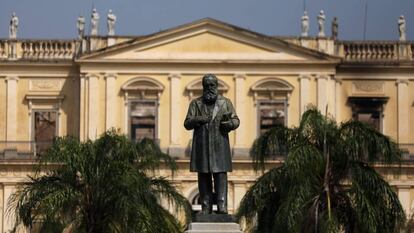 A estátua de D. Pedro II em frente ao Museu Nacional no Rio de Janeiro, em 3 de setembro.