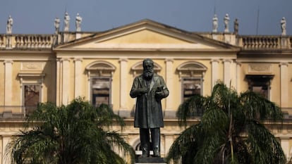 A estátua de D. Pedro II em frente ao Museu Nacional no Rio de Janeiro, em 3 de setembro.