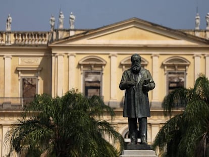 A estátua de D. Pedro II em frente ao Museu Nacional no Rio de Janeiro, em 3 de setembro.