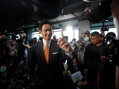 El líder del partido Avanza y candidato a primer ministro de Tailandia, Pita Limjaroenrat, durante una rueda de prensa en la sede de su formación en Bangkok, este lunes.