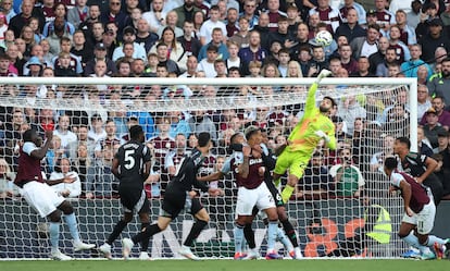 David Raya rechaza el balón con un puñetazo, durante el partido entre el Aston Villa y el Arsenal.