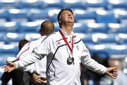 Louis Van Gaal disfruta del sol de Madrid mientras su equipo entrena para la final.