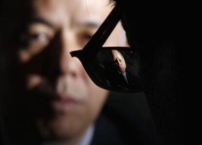 El presidente de TEPCO, Naomi Hirose, visto a través de las gafas de un periodista que le estaba entrevistando en 2012