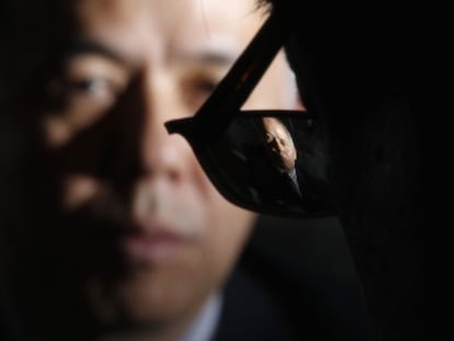 El presidente de TEPCO, Naomi Hirose, visto a través de las gafas de un periodista que le estaba entrevistando en 2012