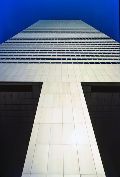 El rascacielos que estuvo a punto de destruir medio Manhattan (Estados Unidos). En 2019, Pedro Torrijos contaba en la revista ICON de EL PAÍS la historia del rascacielos que Citicorp (actual Citigroup) inauguró en 1977 en pleno Nueva York, con toda la pompa. Aquel prodigio de la arquitectura moderna tenía un error de cálculo en su rompedora estructura, como la Estrella de la Muerte de ‘La guerra de las Galaxias’, aunque en su caso no era el disparo certero de un caza rebelde, sino el empuje de vientos de a partir de 110 kilómetros por hora que soplasen perpendiculares a las caras del edificio lo que podría hacerlo colapsar, llevándose por delante a medio Manhattan. El fallo lo descubrió, en 1978, Diane Hartley, una estudiante de Ingeniería Civil de Princeton, que avisó a la oficina de LeMessurier, el ingeniero de la obra. Aquella información activó un plan secretísimo para soldar todas las juntas del rascacielos sin que nadie se enterara, reparando así la vulnerabilidad. Todo esto en plena temporada de huracanes, y con una gran tormenta aproximándose. El argumento es tan atractivo que Torrijos lo ha utilizado para su primera novela, ‘La Tormenta de cristal’.