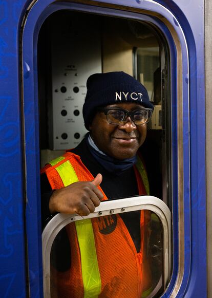 Mientras otros conductores del metro de Nueva York hacen dos líneas completas por día, Eddie, encargado de la breve línea S, que conecta Times Square con Grand Central, va y viene 45 veces en su turno de trabajo.