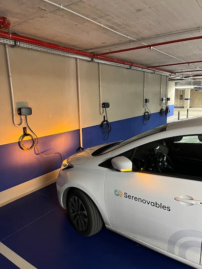 Una instalación de un punto de carga de vehículos de Serenovables en Barcelona.