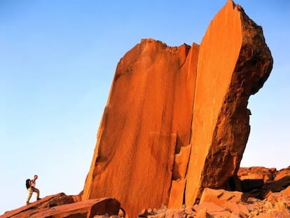 Un senderista en las rocas de Damara (Twyfelfontein), en la región de Kunene, en Namibia.