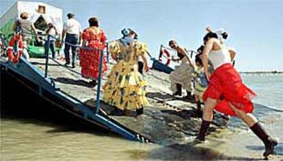 Las hermandades de Cádiz, en la imagen la de La Línea, iniciaron ayer el camino desde Doñana a El Rocío, tras atravesar el Guadalquivir.