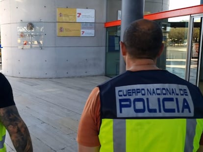 Dos agentes de la Policía Nacional.