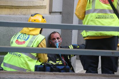 Un bombero afectado por el humo del incendio.