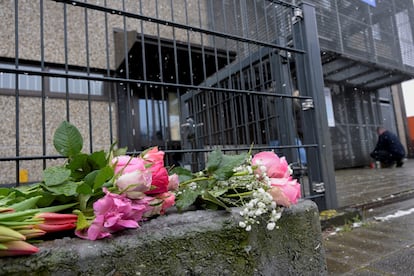 Ofrenda floral en el exterior del edificio donde tuvo lugar el tiroteo mortal, en Hamburgo.