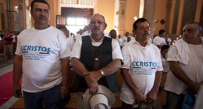 Hipólito Mora, durante el rosario por la paz rezado en Apatzingán.