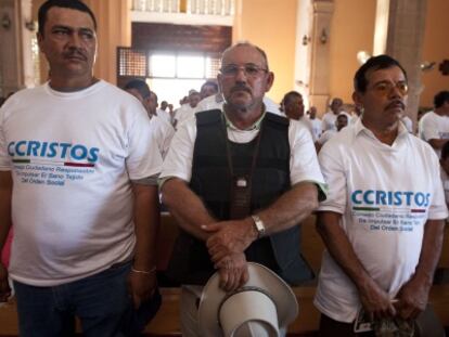 Hipólito Mora, durante el rosario por la paz rezado en Apatzingán.