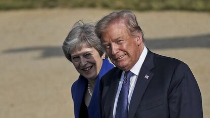 El presidente de EE.UU., Donald J. Trump (d), on la primera ministra británica, Theresa May, durante la cumbre de la OTAN en Bruselas. EFE/CHRISTIAN BRUNA