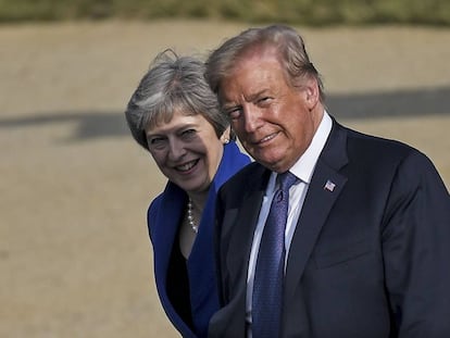 El presidente de EE.UU., Donald J. Trump (d), on la primera ministra británica, Theresa May, durante la cumbre de la OTAN en Bruselas. EFE/CHRISTIAN BRUNA