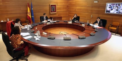 El presidente del Gobierno, Pedro Sánchez durante la reunión del Consejo de Ministros extraordinario en el Palacio de La Moncloa, en Madrid (España)