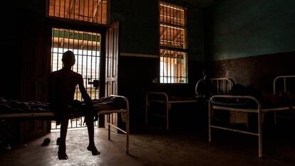 Un joven espera su turno para ser atendido en el centro hospitalario de la prisión de Pademba, en Freetown, Sierra Leona.