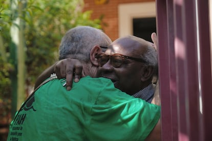 José Antonio Vives, mediador de la PAH que ha apoyado a Ndongo en este proceso, abraza al intelectual en la puerta de su casa, este lunes.