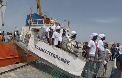 Decenas de refugiados desembarcan en Lampedusa (Italia).