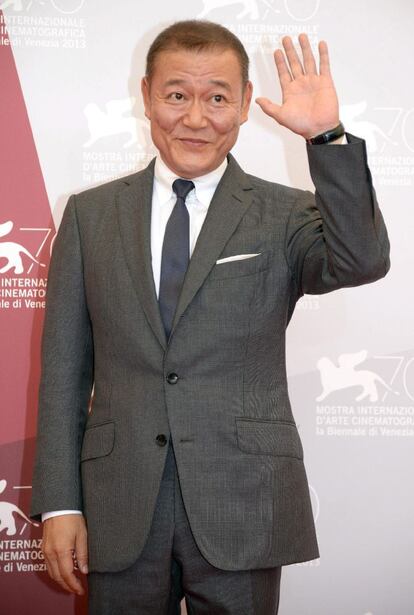 El actor japonés Jun Kunimura posa durante el pase gráfico de la película "¿Por qué no juegas en el infierno?" del director japonés Sion Sono.