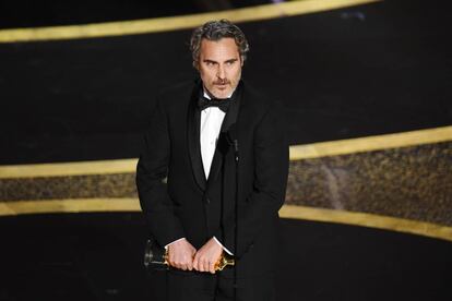 Joaquin Phoenix, recogiendo su Oscar.