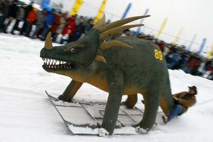 Un participante en el <i>Descenso sobre cualquier cosa</i>, prueba celebrada en Zakopane, al sur de Polonia.