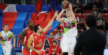 Bertans lanza la pelota ante Sloukas. 