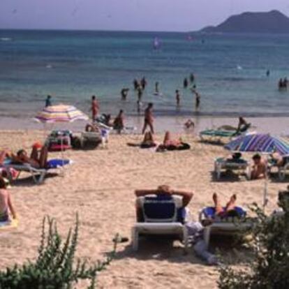 Un grupo de turistas en una playa de la isla de Formentera.